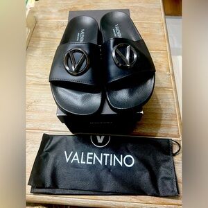 NEW AUTHENTIC VALENTINO SANDALS/FLATS UNISEX SIZE 8 (41 UK)